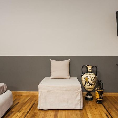 Step One | Luxury Suites Right In The Heart Of Acropolis Next To Metro Station Atena Exterior foto