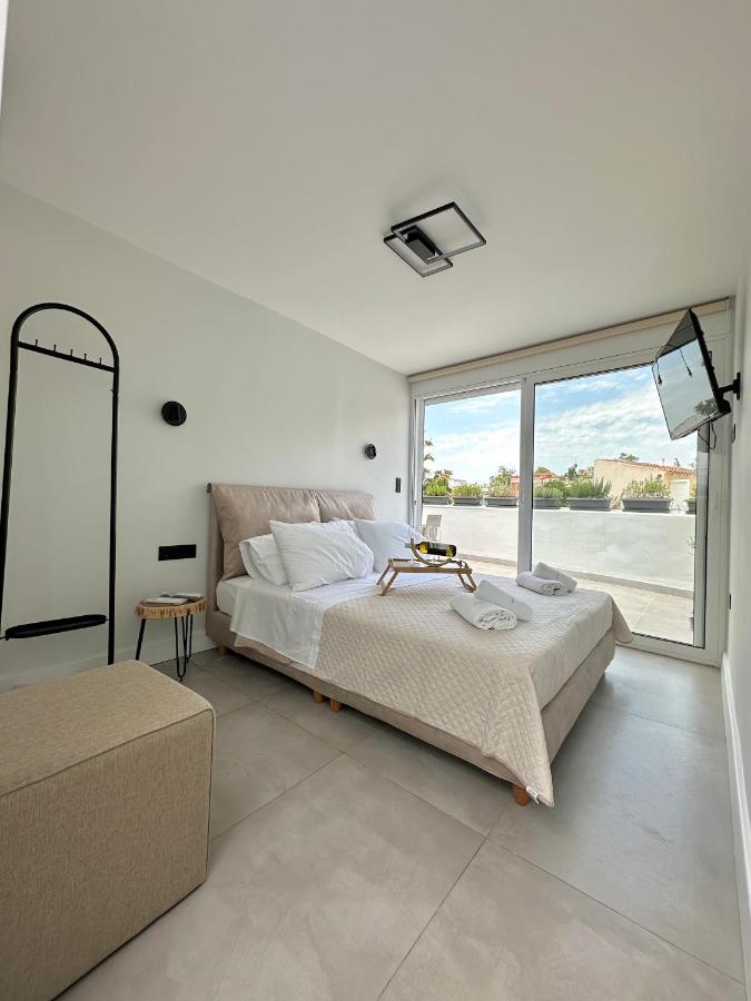 Step One | Luxury Suites Right In The Heart Of Acropolis Next To Metro Station Atena Exterior foto