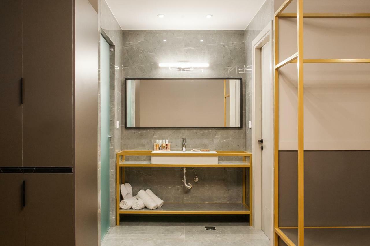 Step One | Luxury Suites Right In The Heart Of Acropolis Next To Metro Station Atena Exterior foto