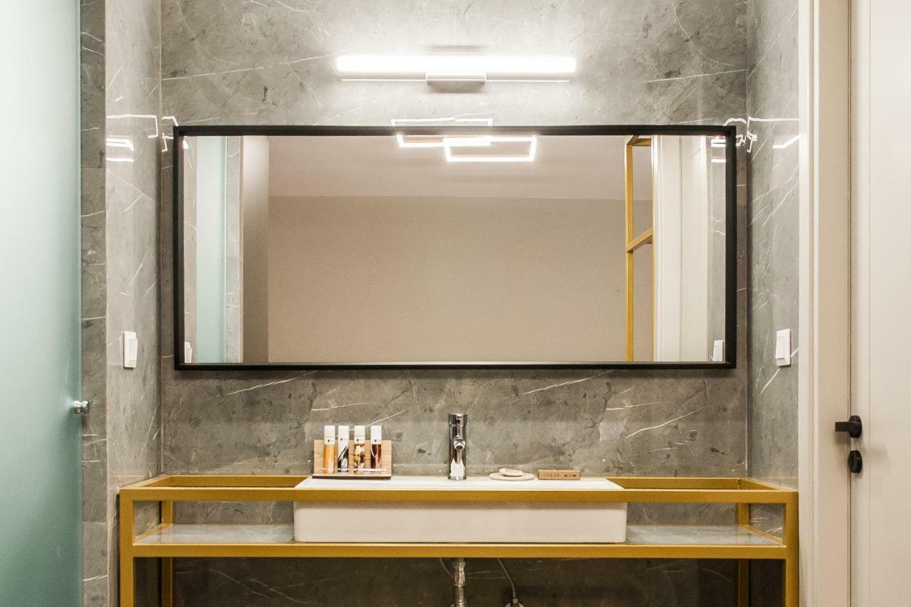 Step One | Luxury Suites Right In The Heart Of Acropolis Next To Metro Station Atena Exterior foto
